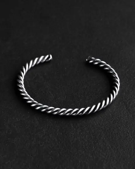 Srebrna sztywna bransoletka TWIST