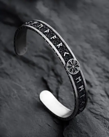 Srebrna sztywna bransoletka VEGVISIR WITH RUNES 11