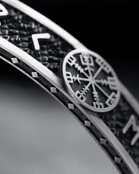 Srebrna sztywna bransoletka VEGVISIR WITH RUNES 6