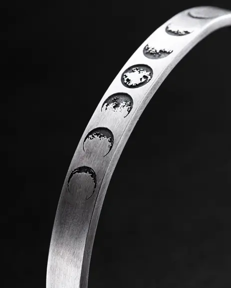 Srebrna sztywna bransoletka MOON PHASE 3