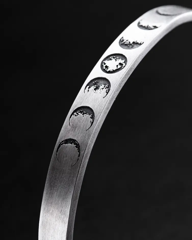 Srebrna sztywna bransoletka MOON PHASE 3