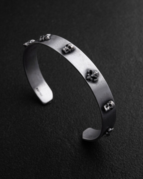 Srebrna sztywna bransoletka FLEUR DE LIS. SKULL