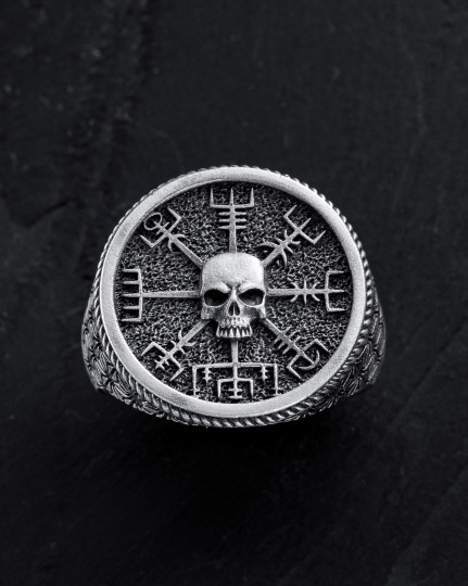 Srebrny pierścień VEGVISIR WITH SKULL
