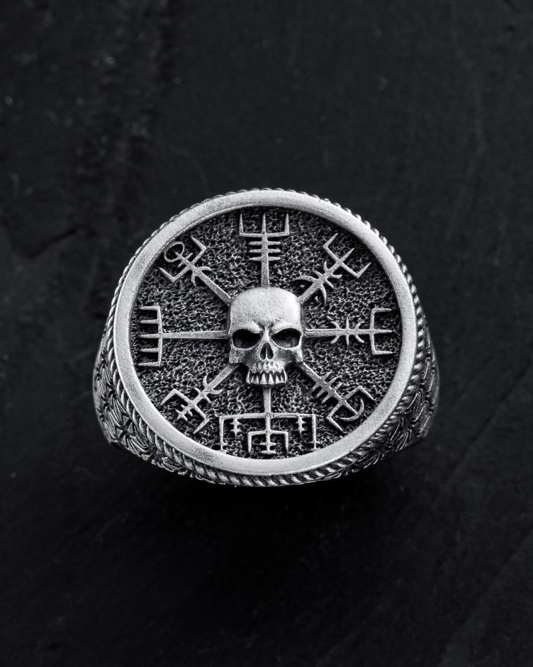 Srebrny pierścień VEGVISIR WITH SKULL
