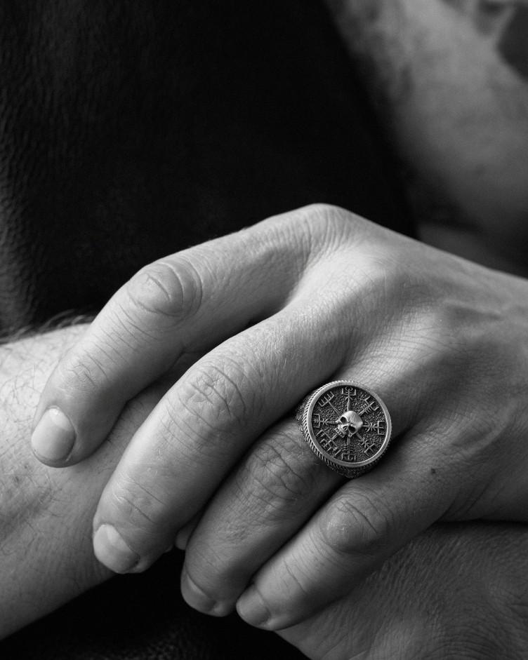 Srebrny pierścień VEGVISIR WITH SKULL 6