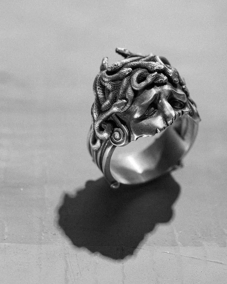 Srebrny pierścień WOUNDED MEDUSA 14