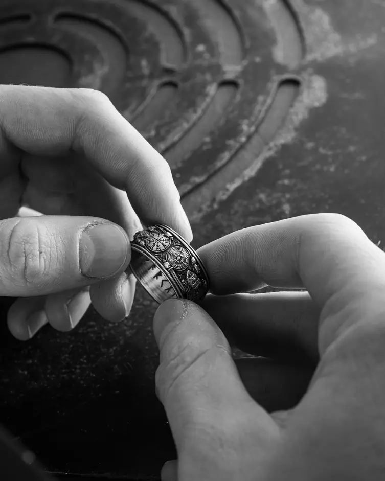 Srebrny pierścień VIKINGENES FORFEDRE. RUNES 4
