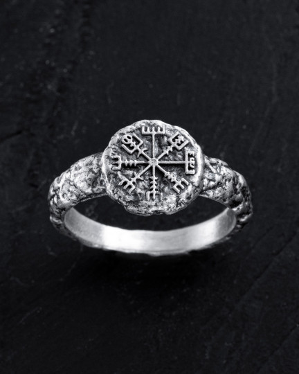Srebrny pierścień VEGVISIR ON STONE