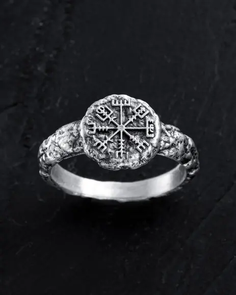 Srebrny pierścień VEGVISIR ON STONE