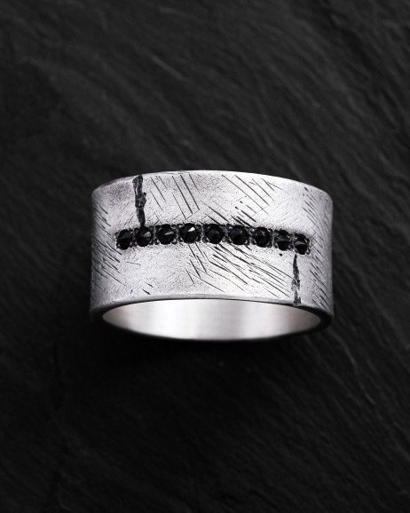 Srebrny pierścień ERVARING. BLACK STONES