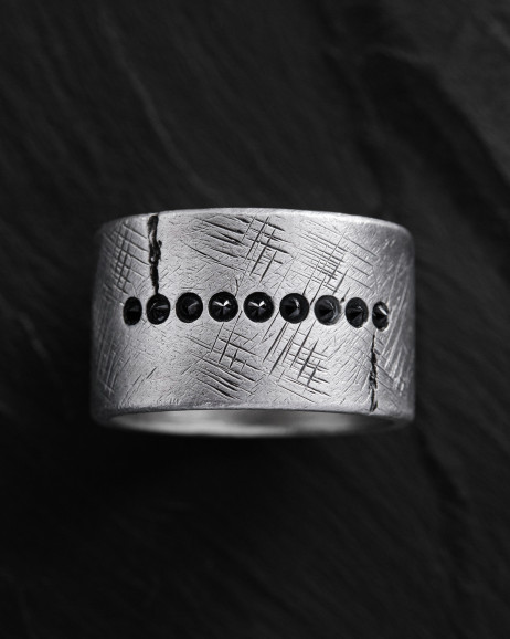 Srebrny pierścień ERVARING. BLACK STONES