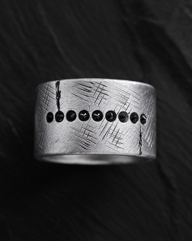 Srebrny pierścień ERVARING. BLACK STONES