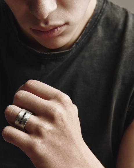 Srebrny pierścień ERVARING. BLACK STONES 3