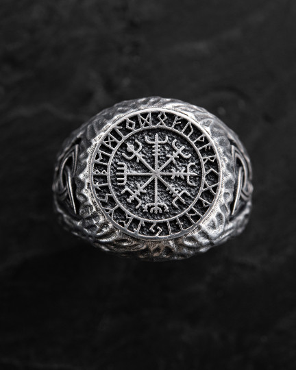 Srebrny pierścień VEGVÍSIR. RUNY
