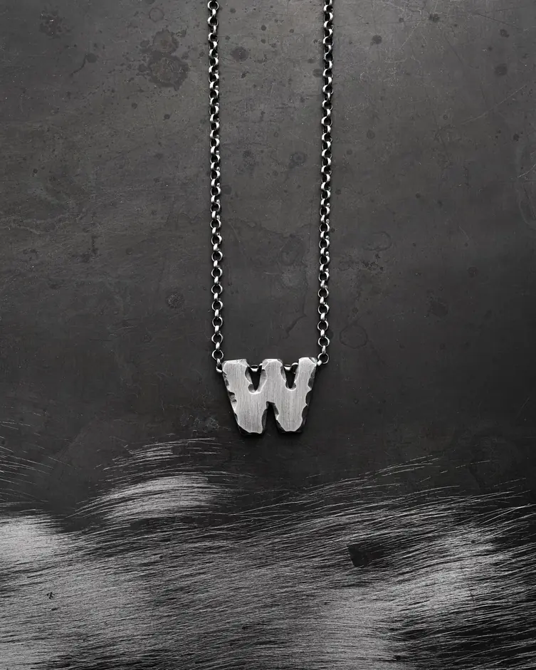 Wisiorek litera W na łańcuszku 9