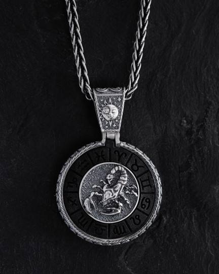 Srebrny wisiorek Znak zodiaku - SKORPION z hebanem - 3374