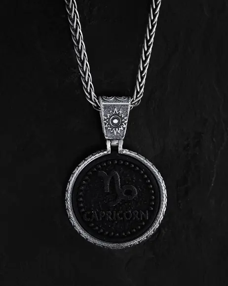 Srebrny wisiorek Znak zodiaku - KOZIOROŻEC z hebanem 10