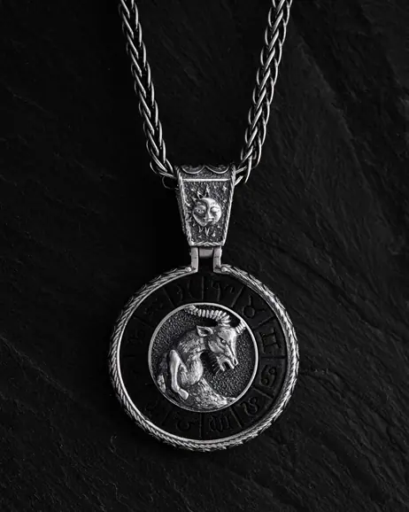 Srebrny wisiorek Znak zodiaku - KOZIOROŻEC z hebanem