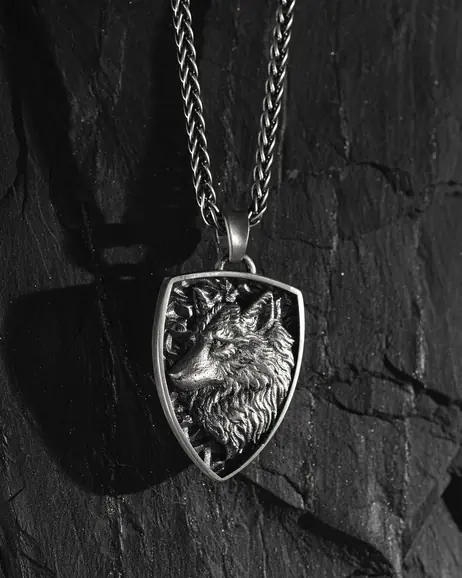 Srebrny wisiorek - tarcza WOLF 8
