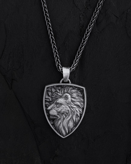 Srebrny wisiorek - tarcza LION - 801