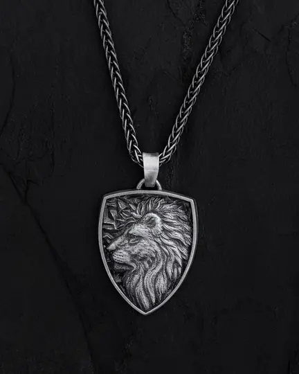 Srebrny wisiorek - tarcza LION - 801