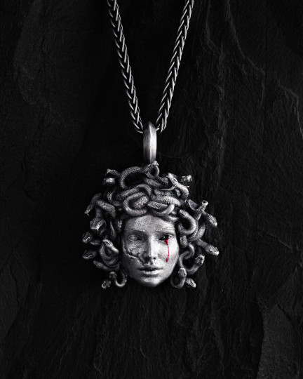 Srebrny wisiorek MEDUSA GORGON - 3197