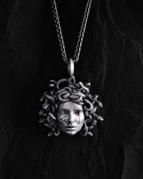 Srebrny wisiorek MEDUSA GORGON