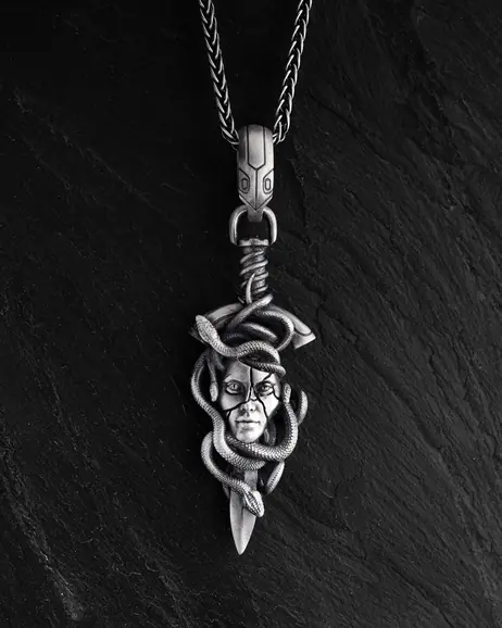 Srebrny wisiorek PATRONA MEDUSA