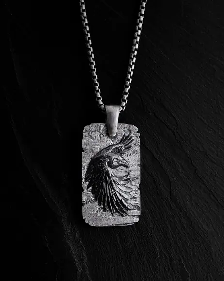 Srebrny wisiorek RAVEN