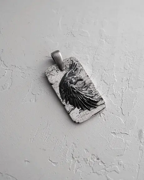 Srebrny wisiorek RAVEN 4