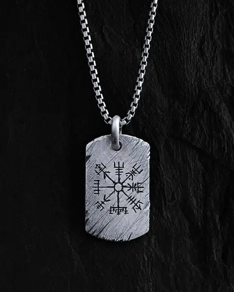 Srebrny medalion VEGVISIR