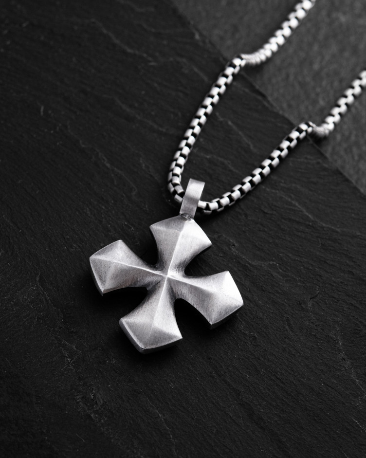 Srebrny wisiorek CROSS PATTÉE