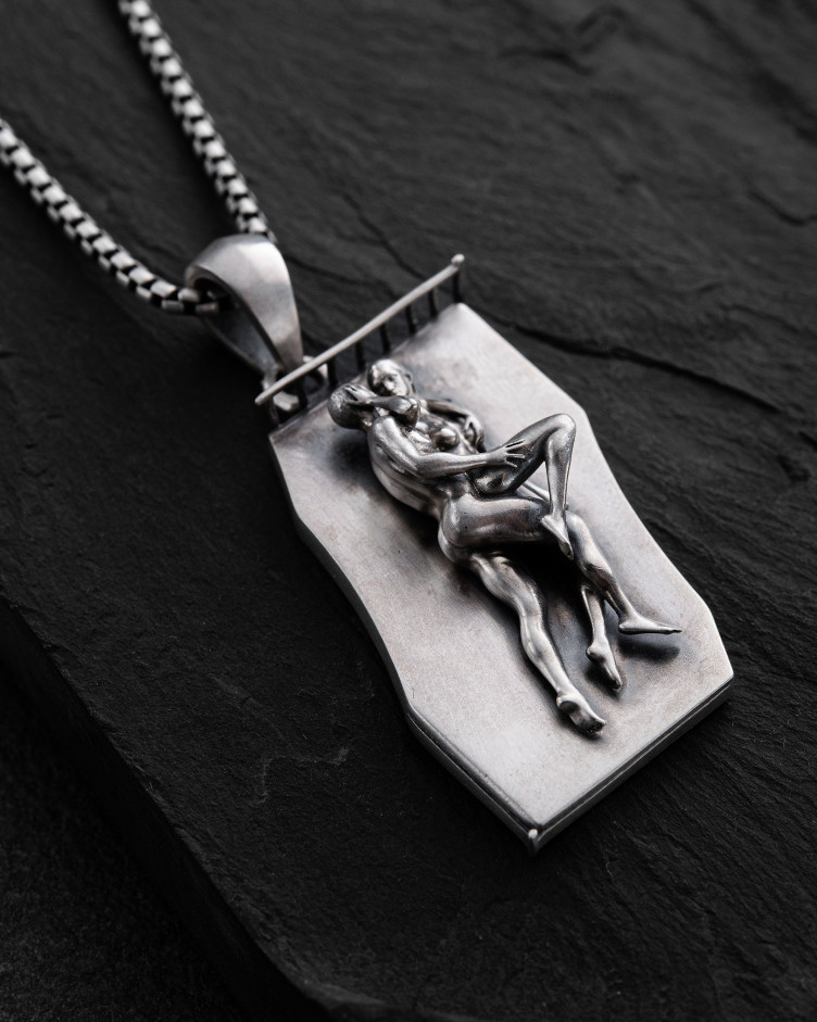 Srebrny wisiorek IN BED