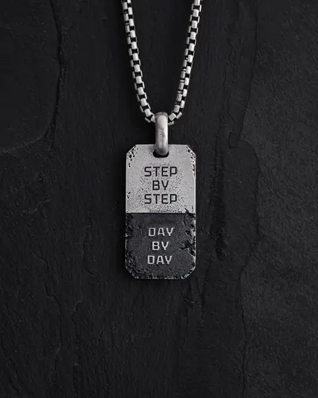 Srebrny wisiorek STEP BY STEP