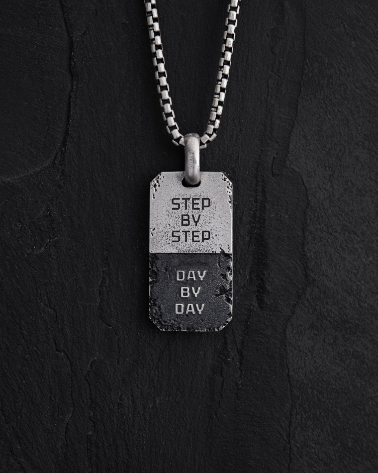 Srebrny wisiorek STEP BY STEP