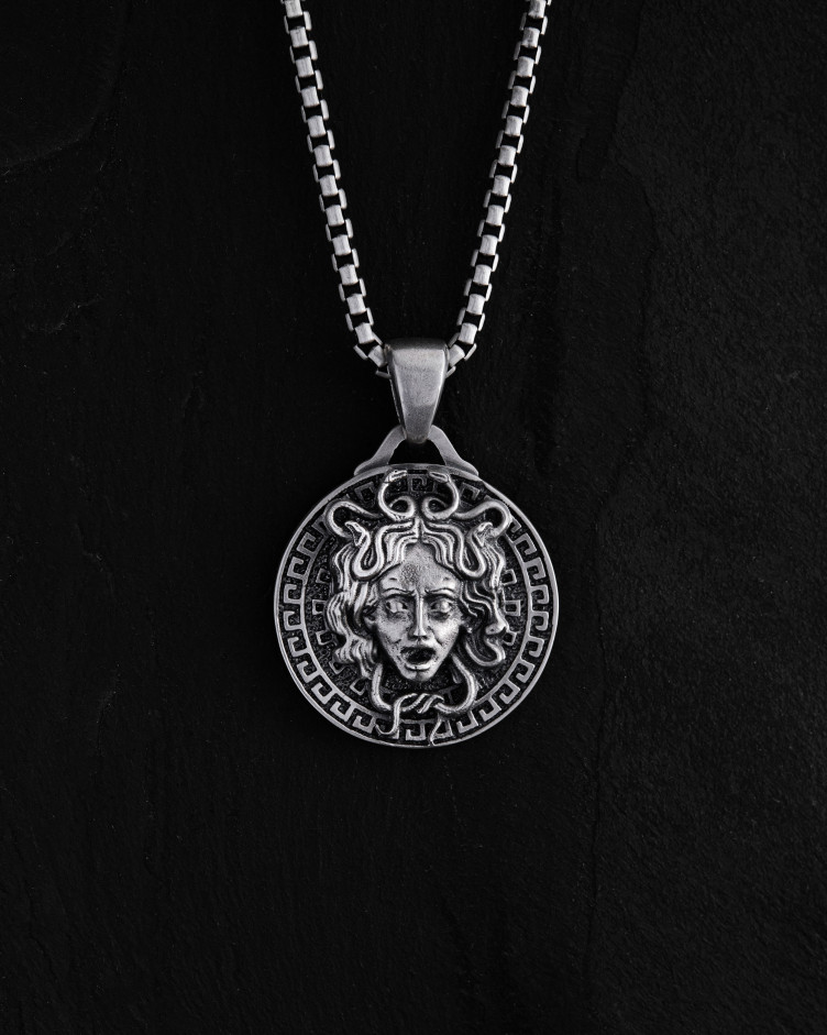 Srebrny wisiorek GORGON MEDUSA 2