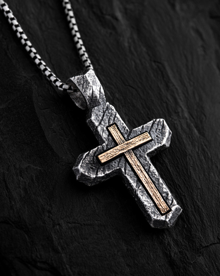 Srebrny krzyż CALVARY CROSS. IN GOD WE TRUST (wstawka z żółtego złota 18k)