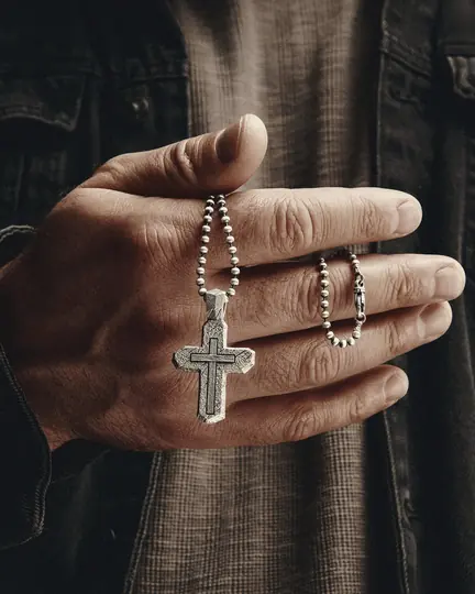 Srebrny krzyż CALVARY CROSS. IN GOD WE TRUST - 3789