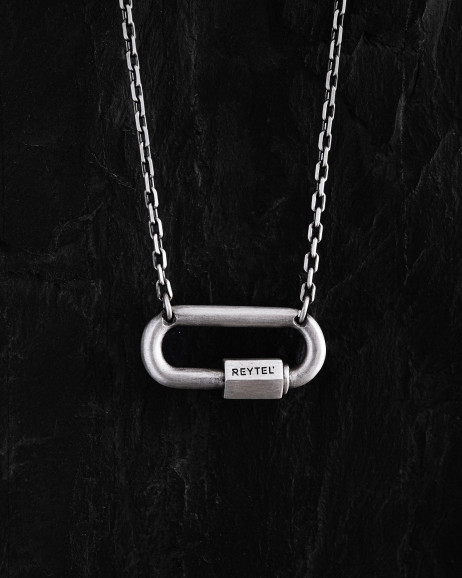 Srebrny wisiorek na łańcuszku KARABIN