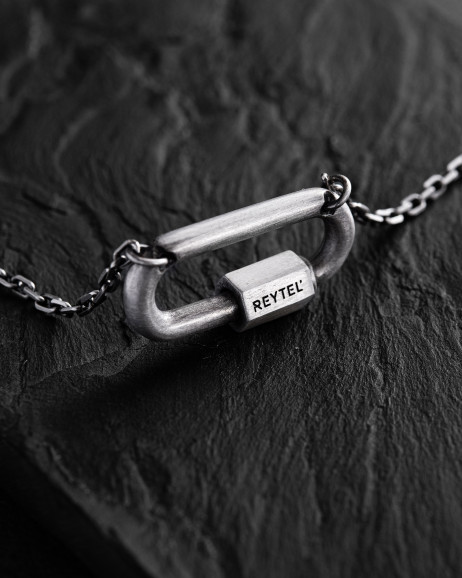 Srebrny wisiorek na łańcuszku KARABIN 2