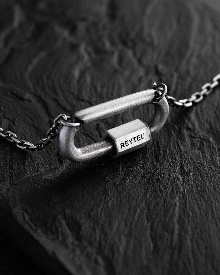 Srebrny wisiorek na łańcuszku KARABIN 2