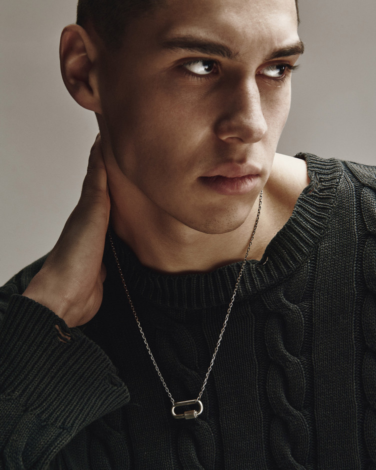 Srebrny wisiorek na łańcuszku KARABIN 2