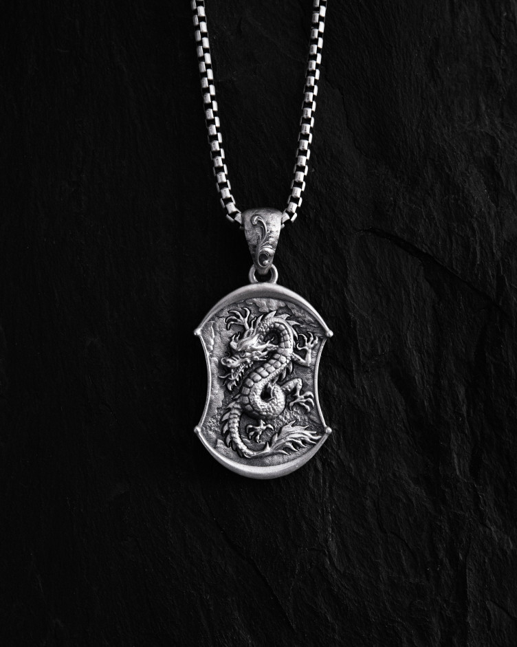 Srebrny wisiorek SMOK