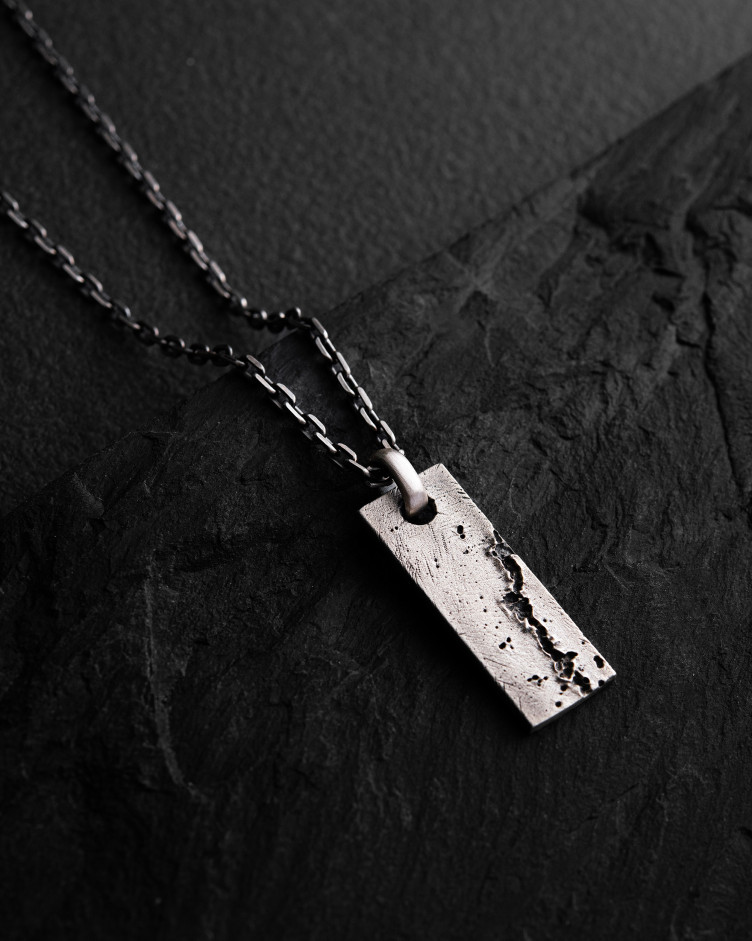 Srebrny wisiorek na łańcuszku MONOLITH