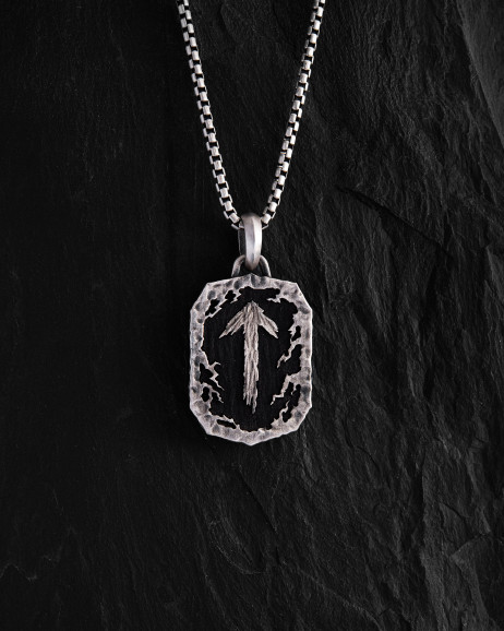 Srebrny wisiorek RUNA OCHRONNA – TIWAZ z hebanem