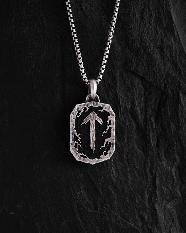 Srebrny wisiorek RUNA OCHRONNA – TIWAZ z hebanem