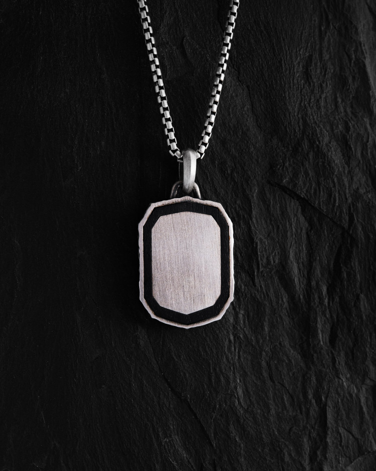 Srebrny wisiorek RUNA OCHRONNA – TIWAZ z hebanem 2