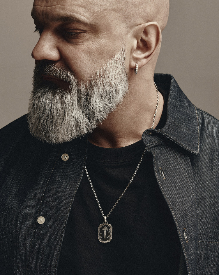 Srebrny wisiorek RUNA OCHRONNA – TIWAZ z hebanem 4