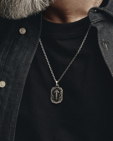 Srebrny wisiorek RUNA OCHRONNA – TIWAZ z hebanem