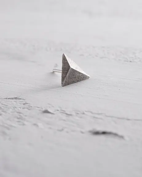 Srebrny kolczyk wkrętka PYRAMID 5